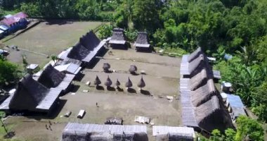 Doğu Nusa Tenggara, Endonezya 'daki Luba Geleneksel Köyü Drone View. 