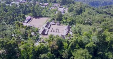 Doğu Nusa Tenggara, Endonezya 'daki Luba Geleneksel Köyü Drone View. 