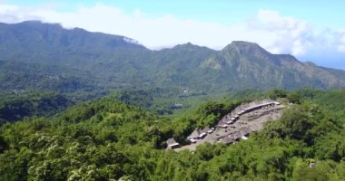 Doğu Nusa Tenggara, Endonezya 'daki Luba Geleneksel Köyü Drone View. 