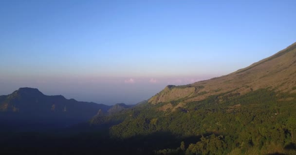 インドネシアの東ヌサ テンガラのベナ伝統村と周辺地域の朝の景色 — ストック動画