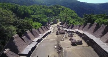 Doğu Nusa Tenggara, Endonezya 'daki Bajawa yakınlarındaki Bena Geleneksel Köyü' nün hava görüntüsü.