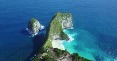 Kelingking Sahili 'nin havadan görünüşü ve Nusa Penida, Bali, Endonezya' daki sarp kayalıklar. 