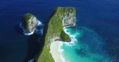Kelingking Sahili 'nin havadan görünüşü ve Nusa Penida, Bali, Endonezya' daki sarp kayalıklar. 