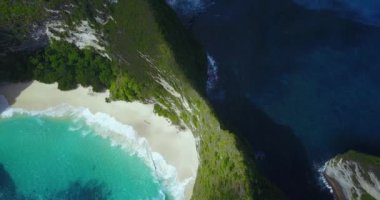 Kelingking Sahili 'nin havadan görünüşü ve Nusa Penida, Bali, Endonezya' daki sarp kayalıklar. 