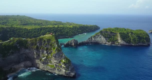 Bin Adanın Atuh Sahili Yakınlarındaki Hava Görüntüsü Nusa Penida Bali — Stok video