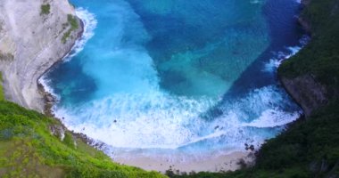 Kelingking Sahili 'nin havadan görünüşü ve Nusa Penida, Bali, Endonezya' daki sarp kayalıklar. 