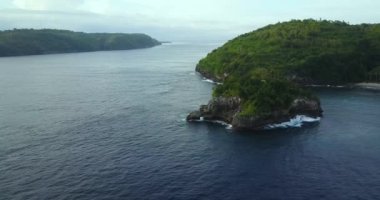 Nusa Penida, Bali, Endonezya 'daki Kristal Koyu' nun Hava Görüntüsü. 