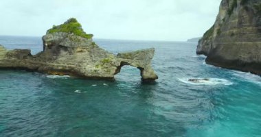 Atuh Sahili ve Nusa Penida Adası, Bali, Endonezya çevresindeki hava manzarası.