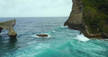 Atuh Sahili ve Nusa Penida Adası, Bali, Endonezya çevresindeki hava manzarası.