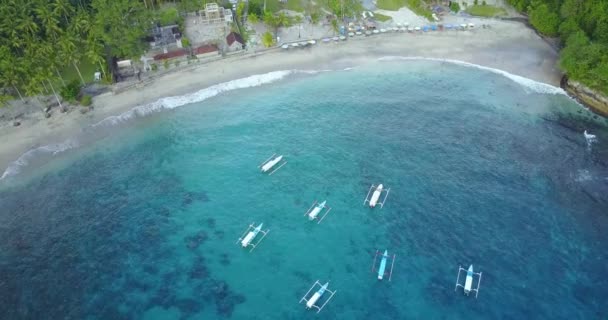 インドネシア ヌサペニダ島のクリスタルベイの空中ビュー — ストック動画