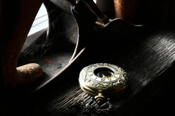 Ένα Παλιό Παλιό Ρολόι Τσέπης Που Στηρίζεται Ένα Περβάζι Παραθύρου — Φωτογραφία Αρχείου