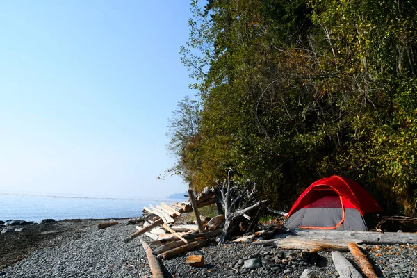 Una Tenda Campeggio Rosso Brillante Piantata Sulla Costa Rocciosa Vicino — Foto Stock