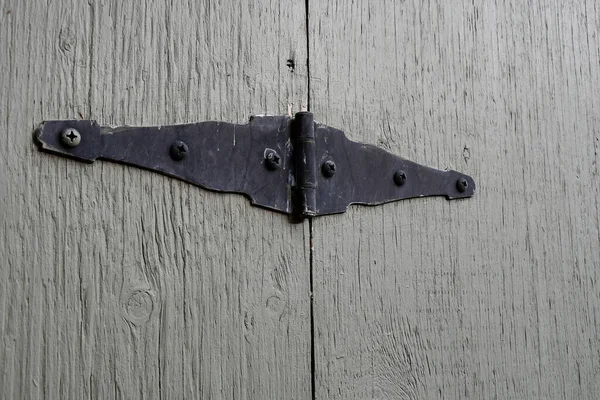Uma Imagem Uma Dobradiça Porta Metal Ornamentada Uma Porta Madeira — Fotografia de Stock