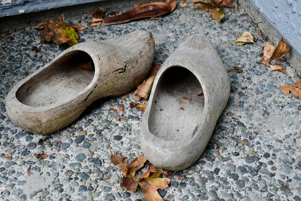 Sepasang Sepatu Kayu Berukir Tangan Yang Memudar Dan Lapuk — Stok Foto