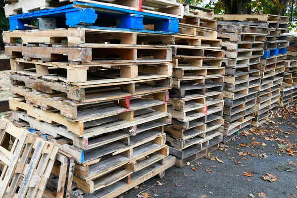Velká Hromada Polámaných Dřevěných Palet Používaných Přepravě — Stock fotografie