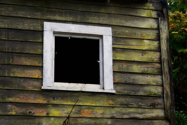 Egy Öreg Fából Készült Ablak Fehér Szegéllyel Lepusztult Lerobbant Épületen — Stock Fotó