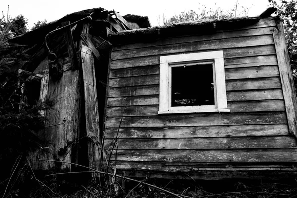 Czarno Biały Obraz Bardzo Starego Opuszczonego Domu Białym Drewnianym Oknem — Zdjęcie stockowe