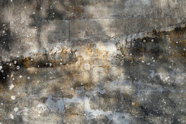 Eski yıpranmış beton destek duvarındaki dokunun soyut bir görüntüsü..