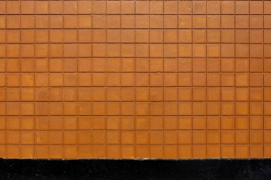 Turuncu ve siyah tuğlalarla inşa edilmiş dış duvarın soyut bir görüntüsü.. 