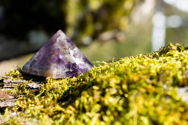 Close Image Amethyst Crystal Pyramid Thick Green Patch Moss — Stock Photo, Image
