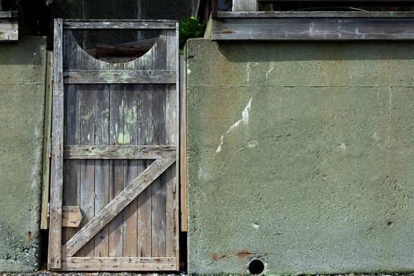 Uma Imagem Velho Portão Madeira Parede Retenção Concreto Verde — Fotografia de Stock