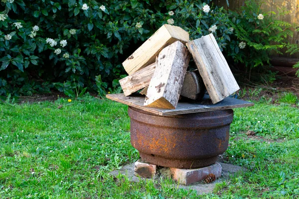 Obrázek Nasekaného Naskládaného Dřeva Připraveného Jít Zahradní Táborák — Stock fotografie