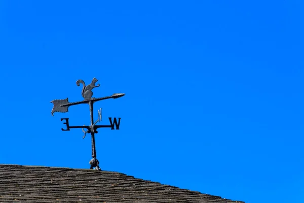 Das Bild Einer Alten Metallenen Wetterfahne Auf Einem Wohnhaus — Stockfoto