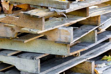 Bir yığın içinde istiflenmiş birkaç ahşap paletin soyut bir görüntüsü.. 