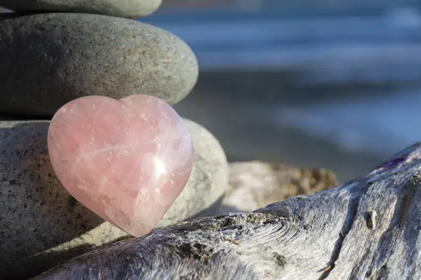 Close Image Beautiful Heart Shape Rose Quarts Crystal Leaning Stacked — Stock Photo, Image