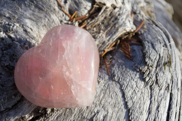 Top View Image Beautiful Rose Quartz Crystal Heart Resting Weathered — Stock Photo, Image