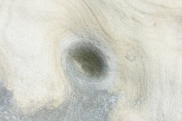 荒い砂岩の自然なテクスチャの抽象的なイメージ 中央に編まれた溝 ストック写真