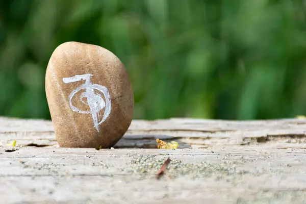 ベージュ岩に描かれたスピリチュアルヒーリングシンボルのクローズアップ画像 ロイヤリティフリーのストック画像