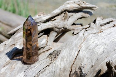 Öğleden sonra ışıldayan büyük dumanlı kuvars kristal kulesinin görüntüsü.. 