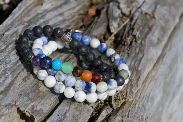 Sürüklenen bir arka planda duran üç şifalı çakra bilekliğinin görüntüsü.. 