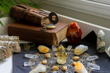 Birkaç sitrin kristalinin bir görüntüsü, refah ve iyi şans getirmesi amacıyla kutsal bir geometri şebekesi kumaşı üzerinde düzenlenir.. 