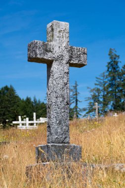 Unutulmuş bir mezarlıkta çok yıpranmış bir haçın görüntüsü.. 