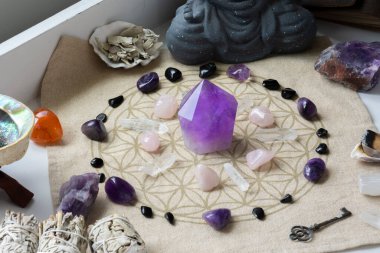 Kutsal geometri şebekesi kumaşında sıralanmış iyileştirici kristallerin yakın plan görüntüsü..  