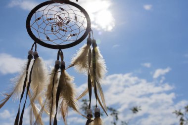 Parlak öğleden sonra güneşine karşı el yapımı deri bir düş kapanı silueti.. 