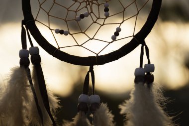 Kahverengi bir elin silüet görüntüsü altın bir gece ışığında rüya kapanı yaptı.. 