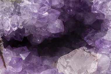 Bir ametist kristal jeotunun ışıl ışıl dokusunun soyut bir görüntüsü. 