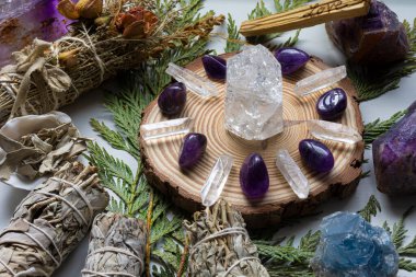 Meditasyon kristal iyileştirme ızgarası ametist ve berrak kuvars kristali ile adaçayı lekeleri birleştirilmiş..