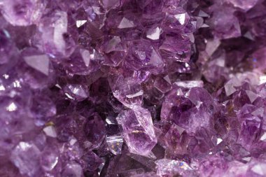 Bir ametist jeotunun ışıldayan dokusunun soyut bir görüntüsü.