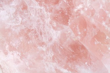 Cilalanmamış bir gül kuvars kristalinin kaba dokusunun soyut bir görüntüsü. 