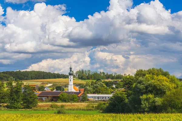 巴伐利亚一个叫Hallertau地区的田园诗般的村庄Eisendorf — 图库照片