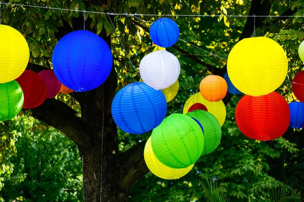 Вечеринка Разноцветными Лампионами Висит Саду — стоковое фото