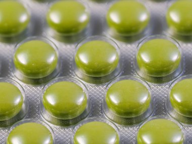 Haplarla dolu su toplayan bir paketin yakın çekimi.