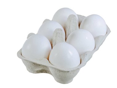 Biyolojik yumurtalarla dolu izole bir yumurta kutusuna yakın çekim.