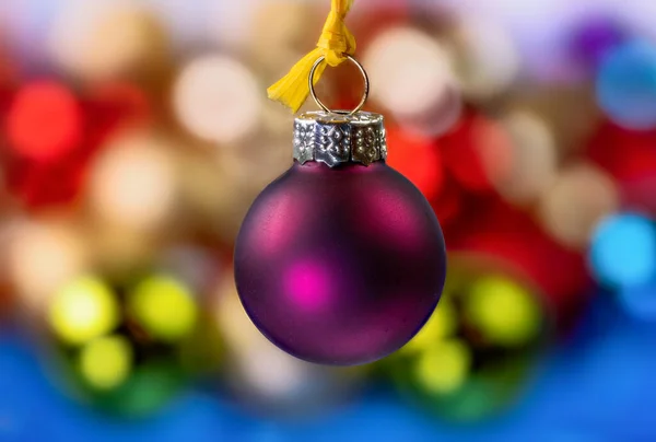 吊るされた紫色のクリスマス飾りの閉鎖 — ストック写真