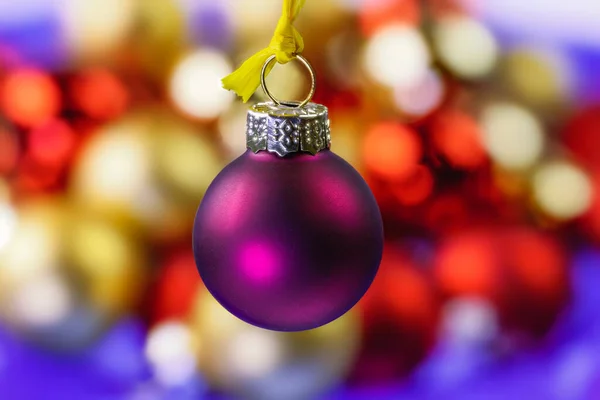 吊るされた紫色のクリスマス飾りの閉鎖 — ストック写真