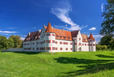 NEUBURG, Almanya - 5 Eylül 2022 'de Neuburg, Almanya yakınlarındaki Gruenau avcı kulübesi güveci.